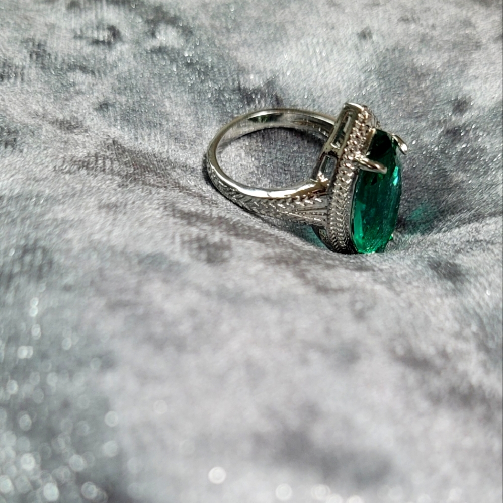 Large Green Marquise shaped Rhinestone Ring - Picture 4 of 12